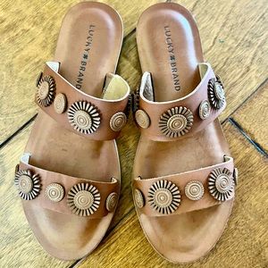 Lucky brand sandals size 6. Leathermade upper.Manmade lining/sole. Medium brown.